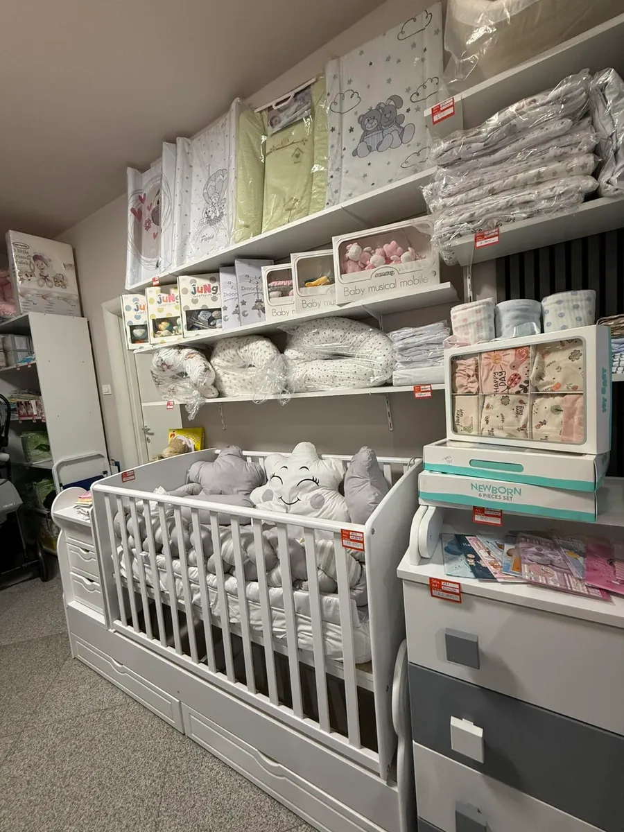 Krevetić, komoda i police sa bebi opremom u radnji Tifany Shop u Novom Sadu
