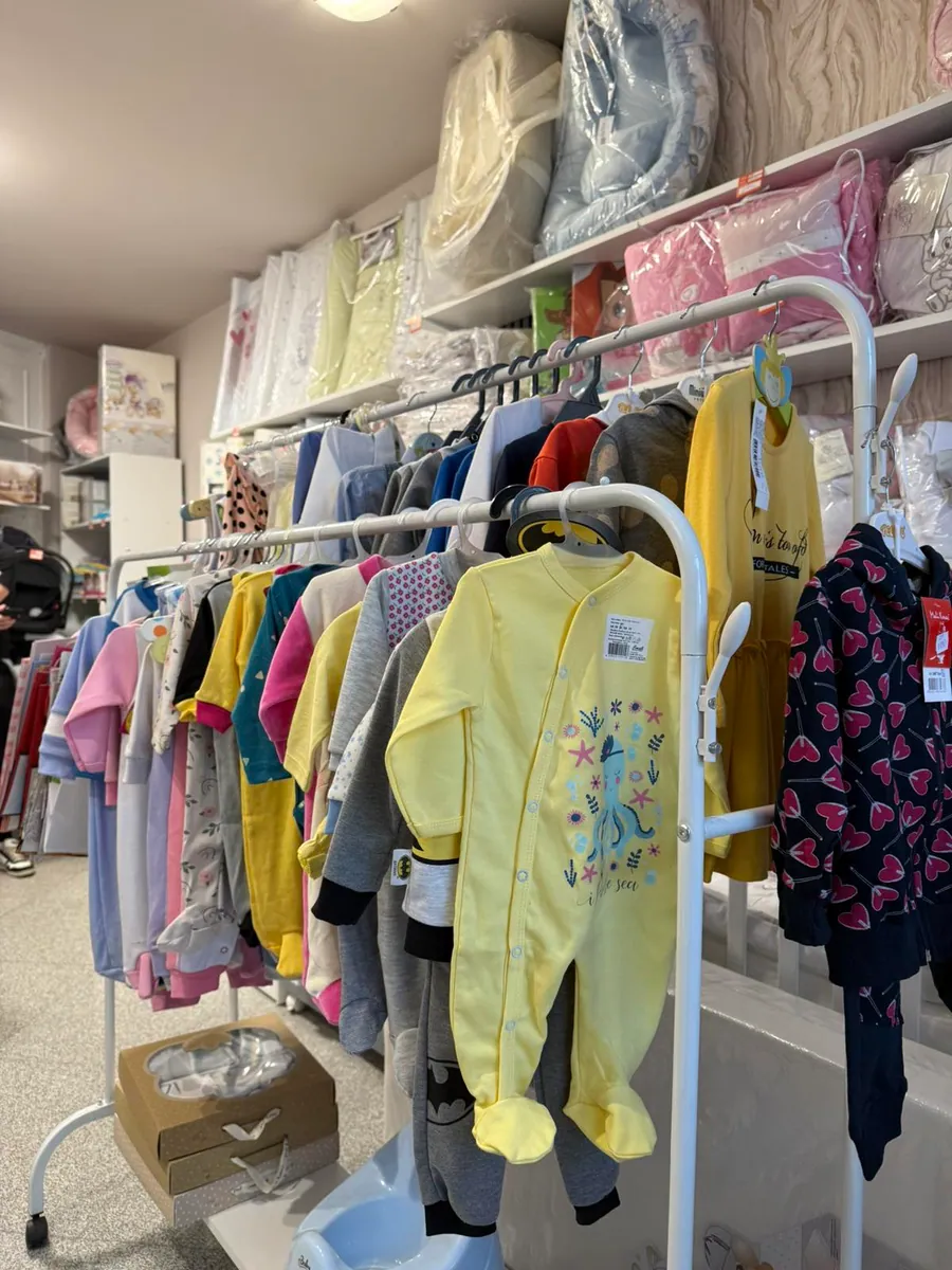 Bebi odeća na vešalici u radnji Tifany Shop u Novom Sadu