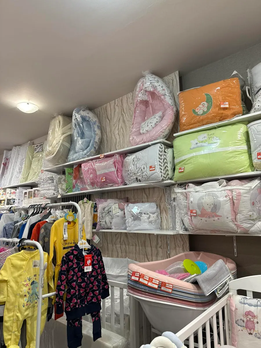 Posteljine, gnezda i bebi tekstil na policama u radnji Tifany Shop u Novom Sadu
