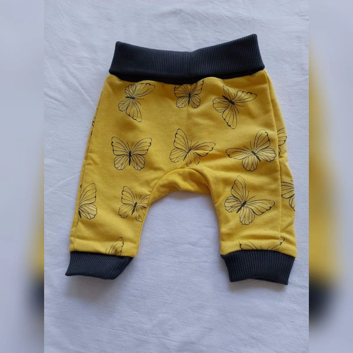 Pamučne pantalone bez stopica žute sa leptirima